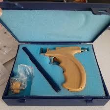 Профессиональный пистолет для прокалывания мочки уха и пирсинга - фото 1 - id-p85518210