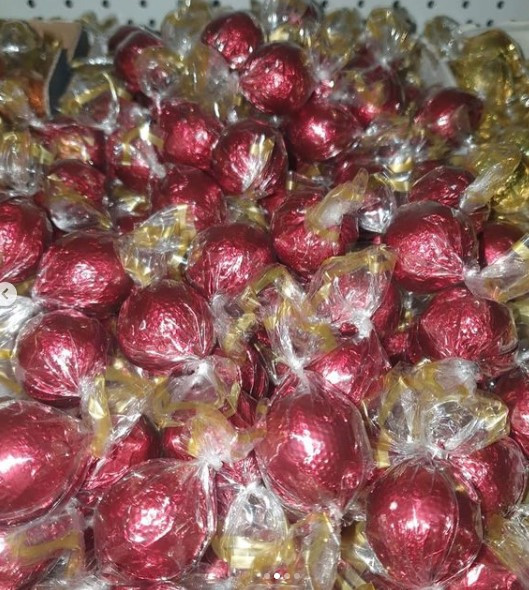 Шоколадные конфеты шарики с начинкой Fovourites 1кг (КРАСНЫЕ)