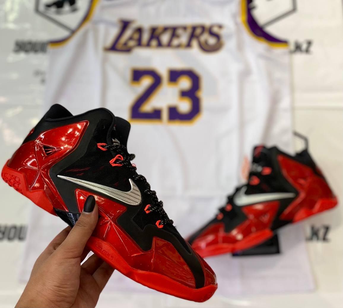 Баскетбольные кроссовки Nike LeBron  11 (XI)  (41 размер)