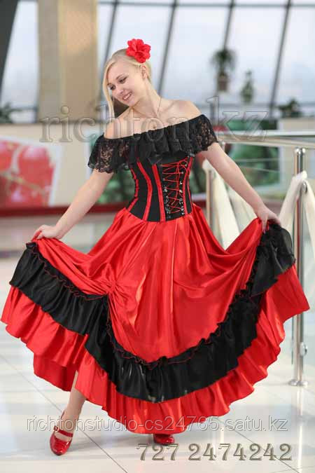 Іскерлік костюмдегі әйелмен жыныстық қатынас