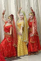 Лабия порносына үлкен жүктеме Күйеуі кері бұрылып жатқанда, әйелі көршісін жұлқып жіберді.