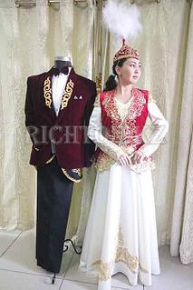 Қызыл көйлек киген қисық және кеуделі Латина қонақ бөлмесінде сиқырды сорып алады