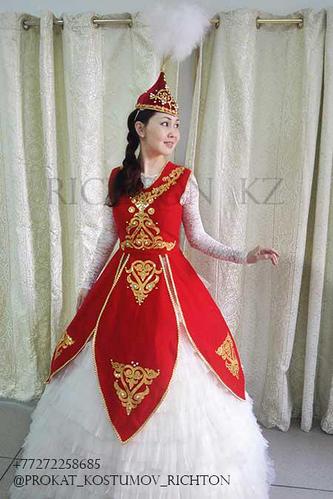 Ауылда көйлек киген қызды кезек-кезек сипатады