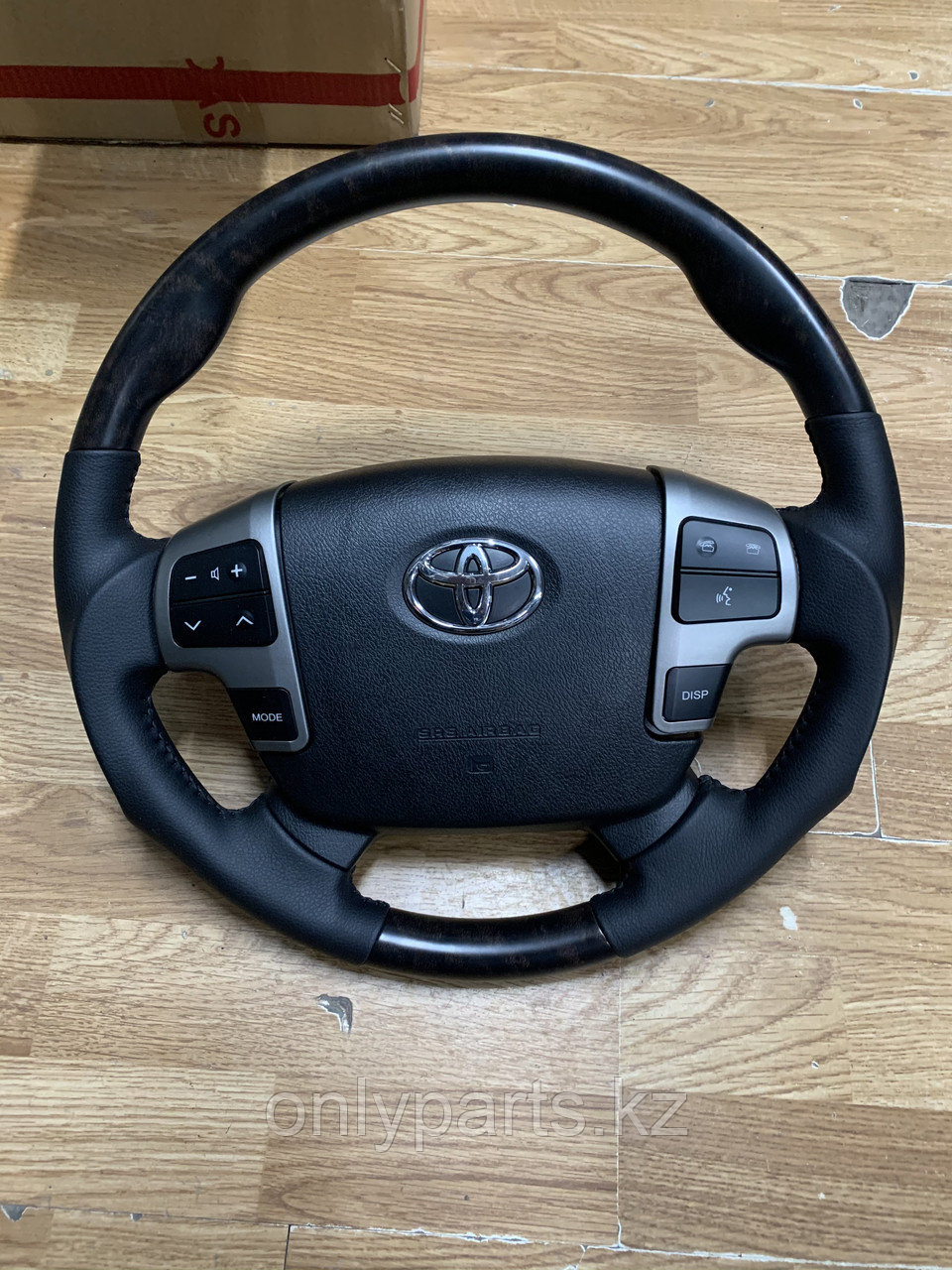 Анатомический руль с темным деревом TOYOTA LAND CRUISER 200 2008-2015
