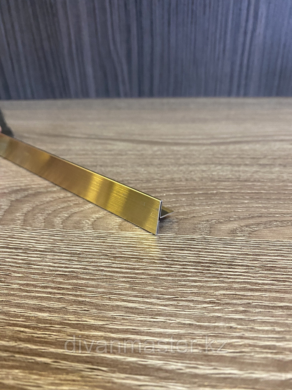 10*10 мм,золото  матовое - Профиль Т-образный для декорирования мебели,305 см
