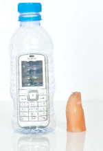 Фокус попадания телефона в бутылку