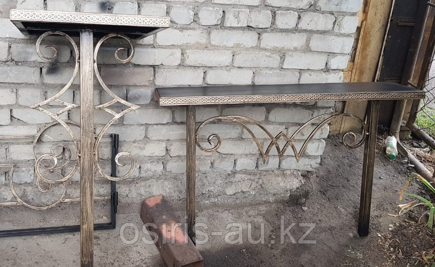 Кованые столы и лавки на кладбище