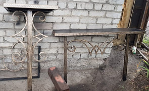 Металлические столы и лавки на кладбище