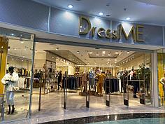 Торгового оборудования для сети магазинов "DressME" с использованием системы Vertical и металлических стоек Лофт.