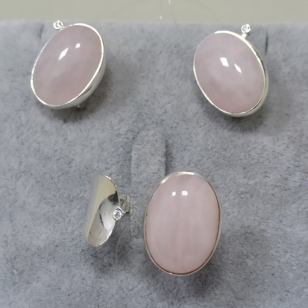 Комплект с розовым кварцем
размер кольца: 18-19