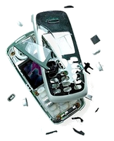 Сотовый телефон после падения на твердую поверхность