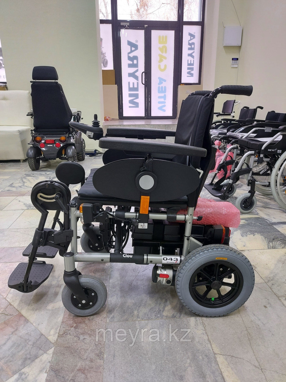 Инвалидная кресло-коляска с электроприводом, CLOU 9.500