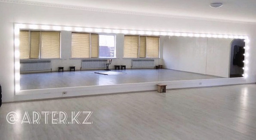 Зеркало для хореографического зала в МДФ раме и со светодиодной подсветкой Balletmirror