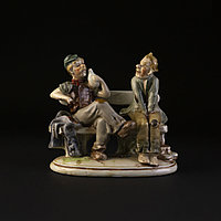 Олар оны көшеде еңкейтіп, оны сиқырлады