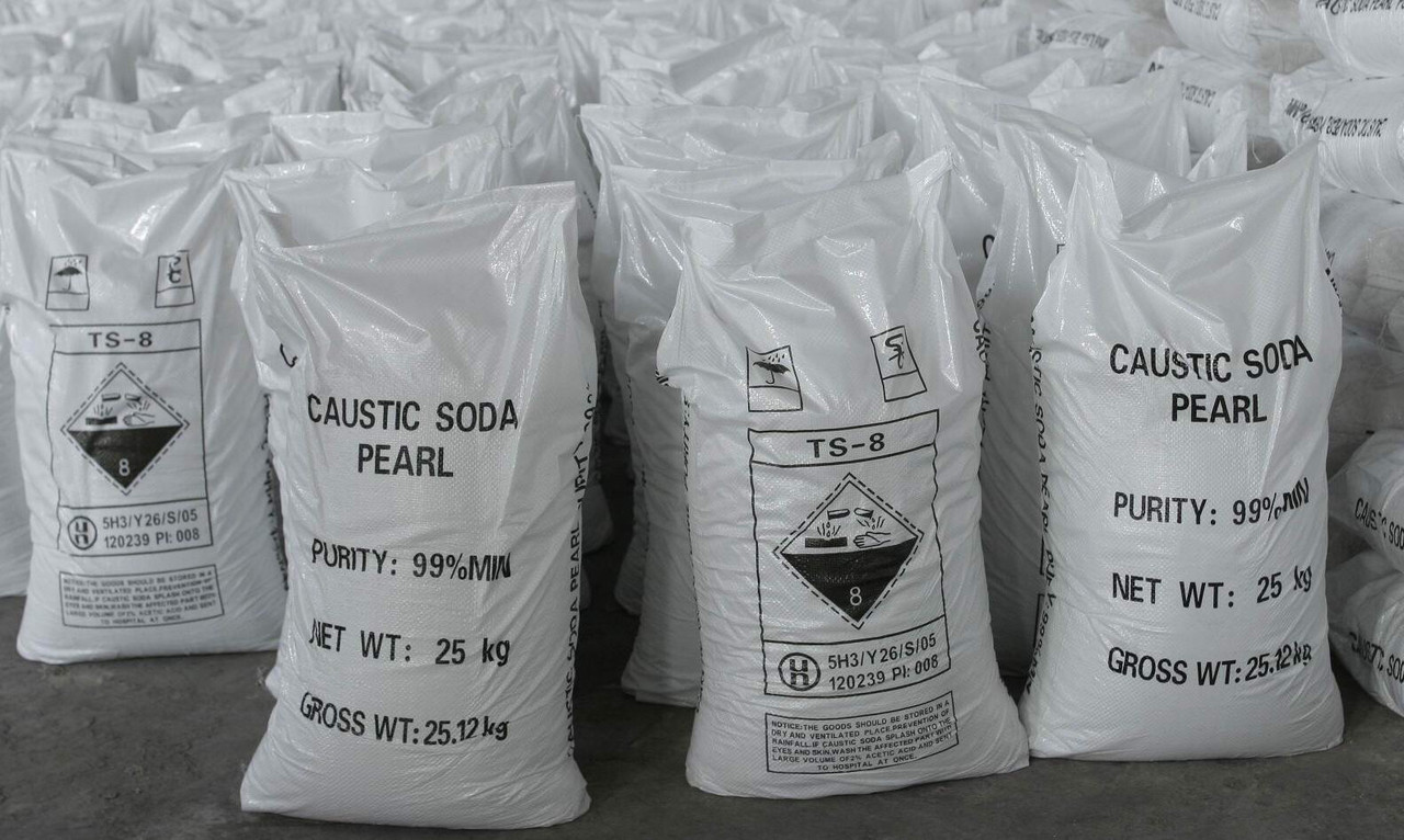 Гидроксид натрия 1 кг. Гидроксид натрия NAOH каустическая сода. Сода каустическая 25 кг. Каустическая сода в мешках 25 кг. Сода каустическая чешуированная 98%.