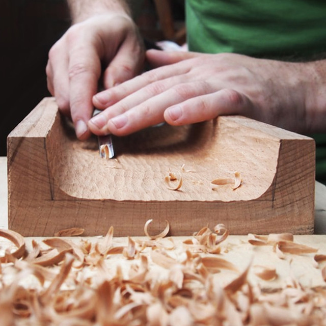 Долбление стамеской. Стамески в процессе работы. Работа стамесками по дереву. Stryi инструмент для резьбы по дереву. Резьба по дереву магазин люди.