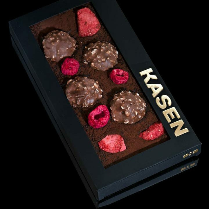 Тёмный шоколад ручной работы с Ferrero Rocher, клубникой и малиной
