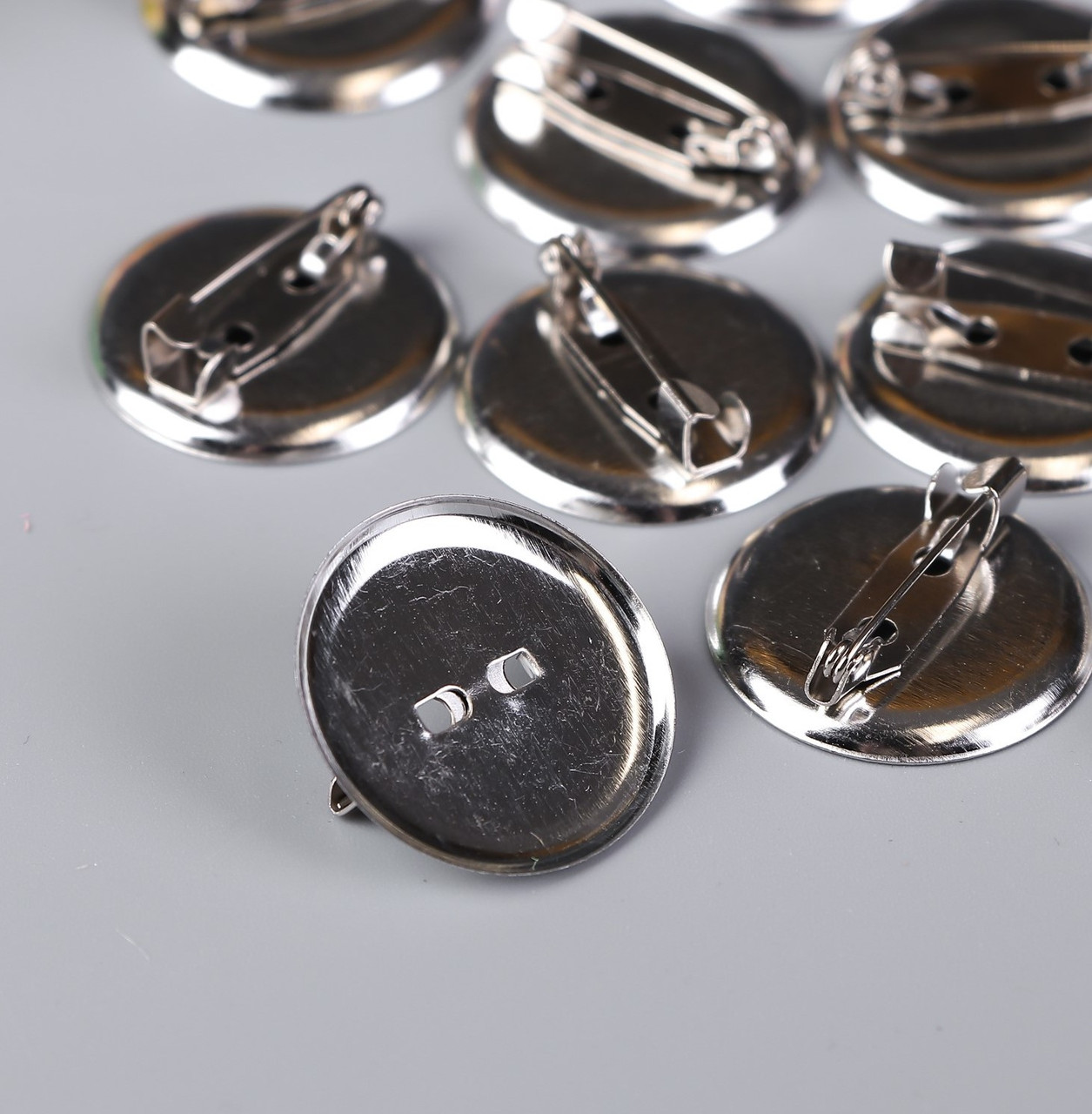 Основа для творчества "Значок с булавкой" набор 20 шт площадка 2,3х2,3 см, фото 1