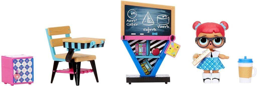 LOL Surprise Furniture – третья серия Classroom with Teacher’s Pet