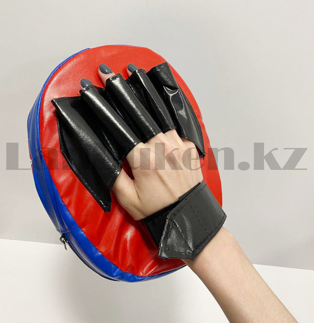 детские боксерские перчатки и лапа