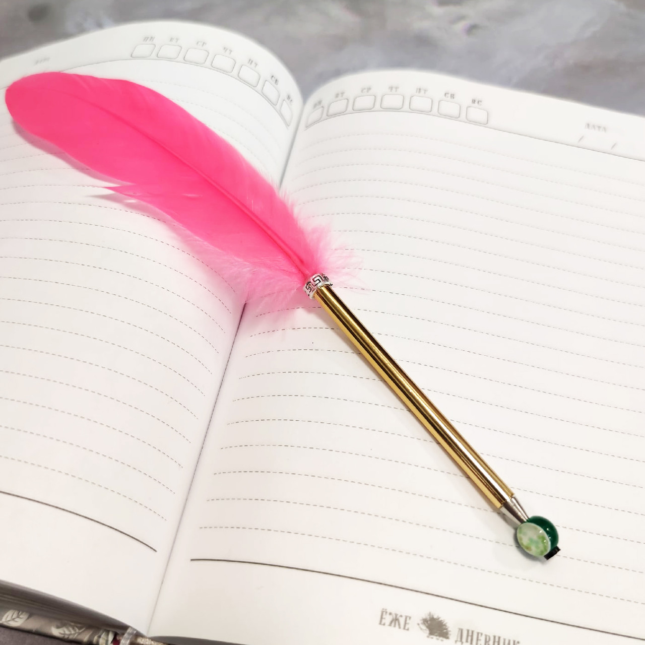 Ручка шариковая (синий стержень) с пером розовая - фото 1 - id-p88845439