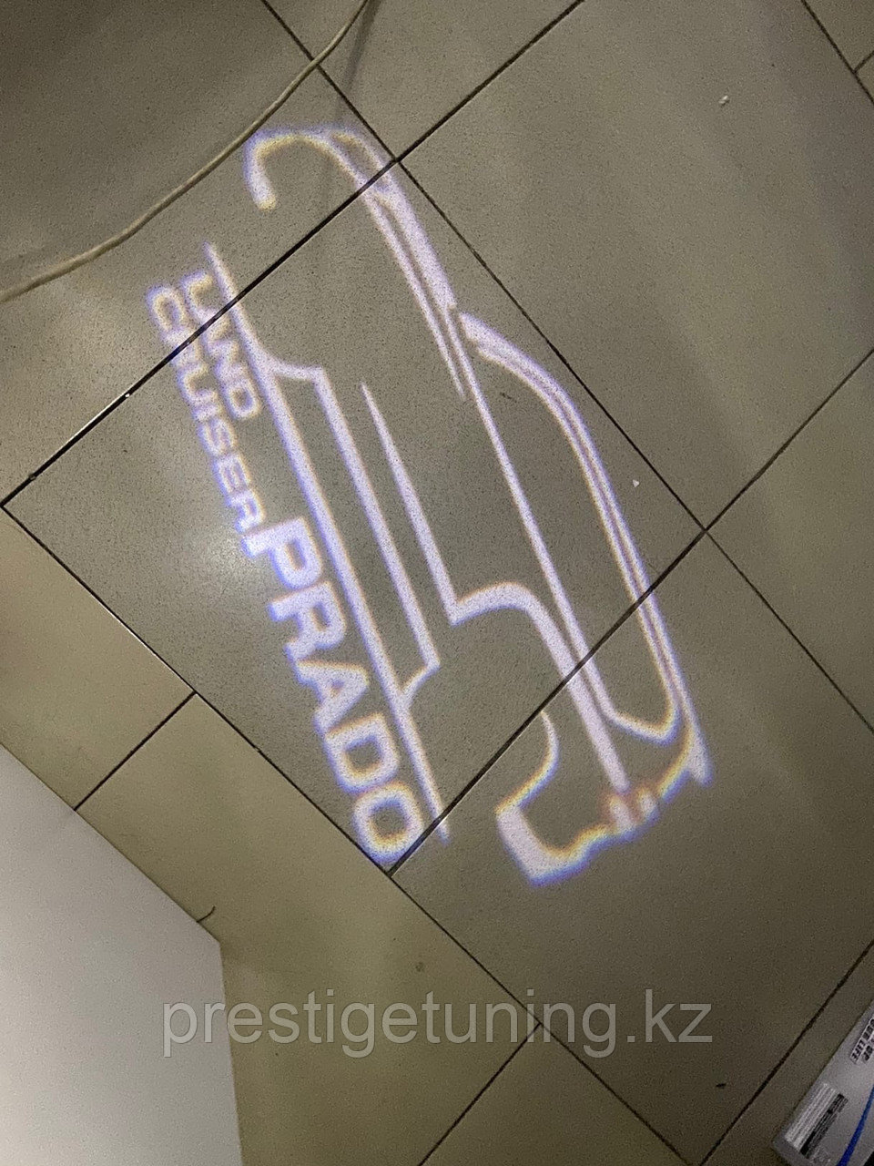 Проекция под дверь с логотипом на Land Cruiser Prado 150 2010-21 - фото 7 - id-p88881965