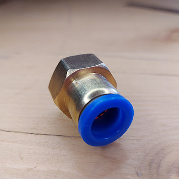 Фитинг быстросъемный. Мама. Латунь 12*8. резьба 1/2". Син.кольцо.