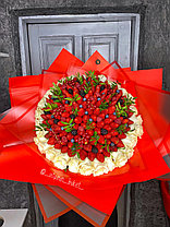 Клубничный букет с белыми розами XL, фото 3