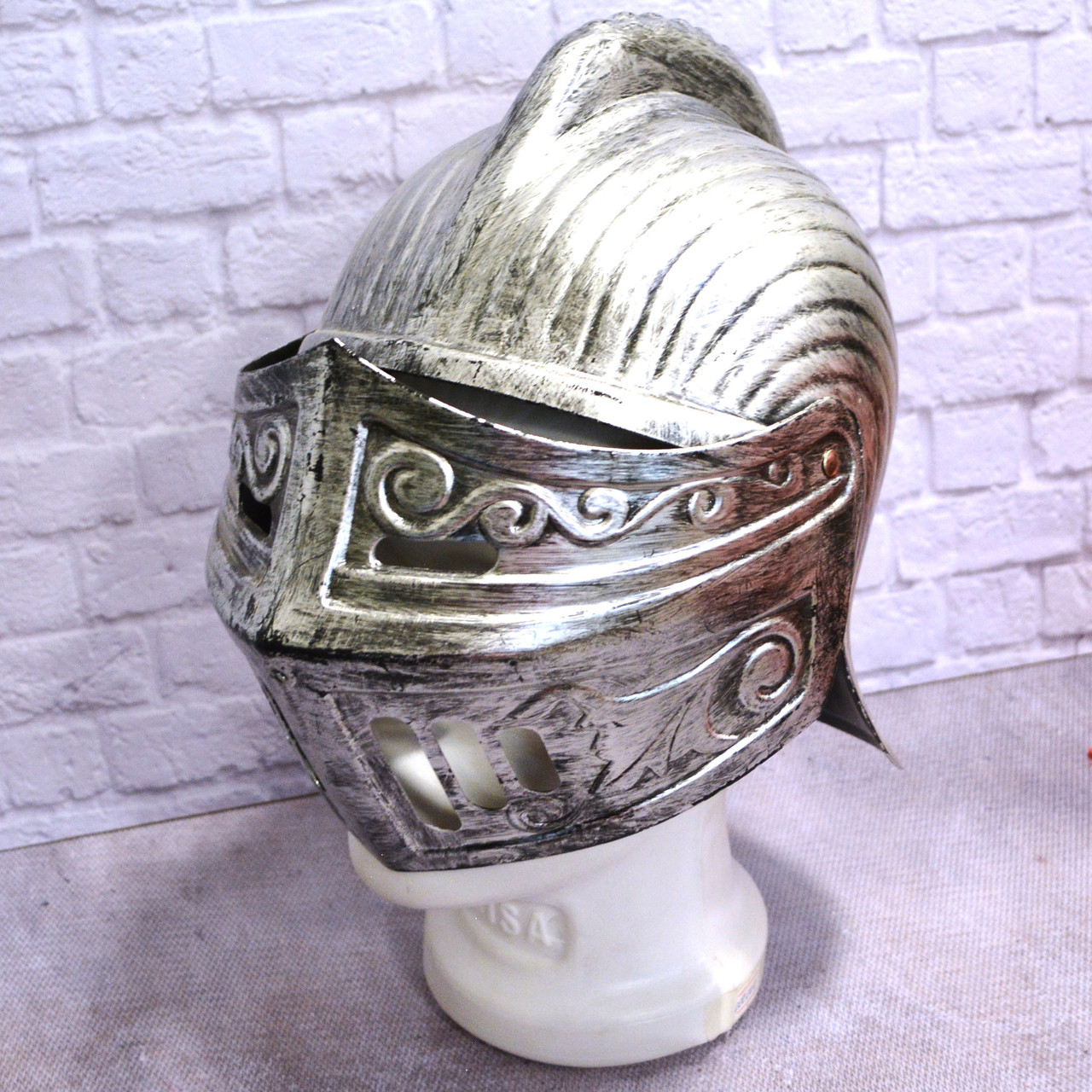 Рыцарский шлем с подвижным подъемным забралом с защитой затылка бутафория серебристый - фото 1 - id-p89400481