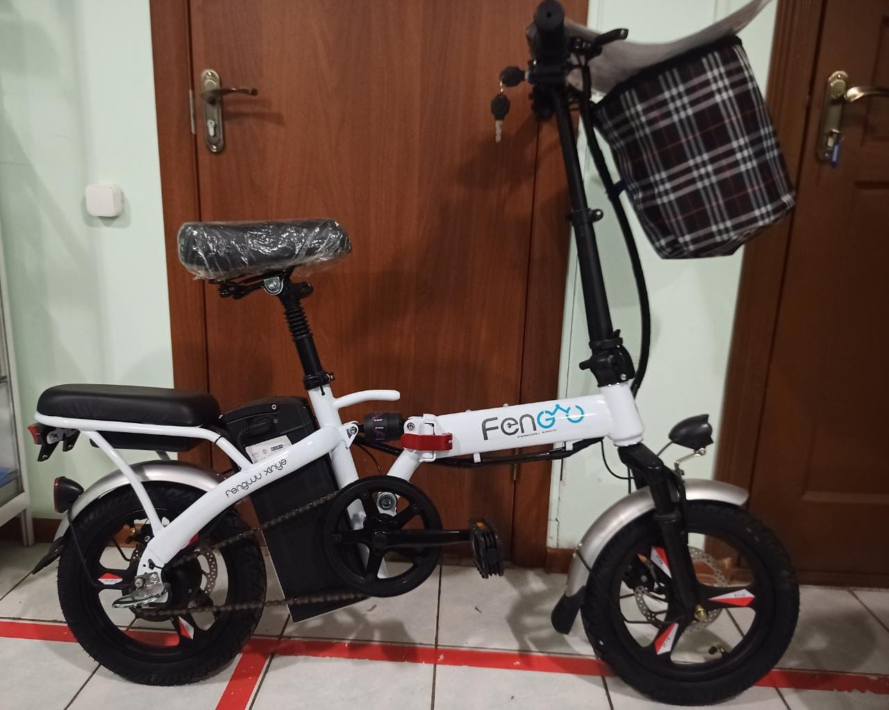 Электровел. Fengwu, мотор 48v 240w, аккум. Li-ion 48v 8 A/H. Дальность 40 км. Вес 19 кг.14''