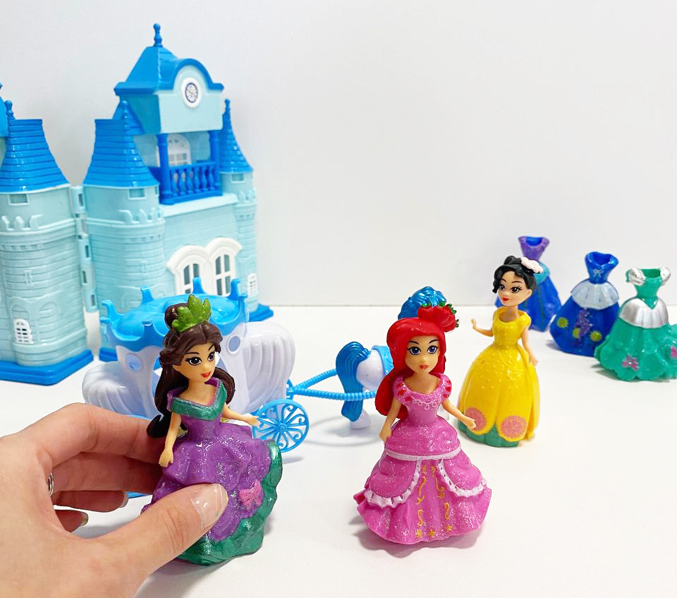 Игровой набор кукольный домик с 3 принцессами, 6 платьями и каретой с лошадью со светомузыкой Холодное сердце - фото 10 - id-p89742842