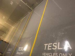 Паркинг и зарядная станция для автомобилей компании Tesla 5