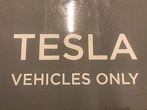 Паркинг и зарядная станция для автомобилей компании Tesla 6