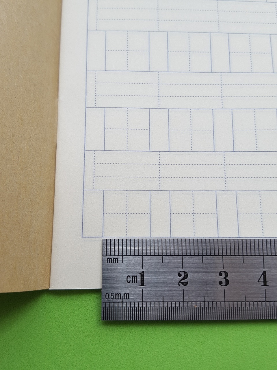 Тетрадь для написания иероглифов. Клетка 12 мм с пунктиром и расширенным полем для пиньинь. 1372 клетки