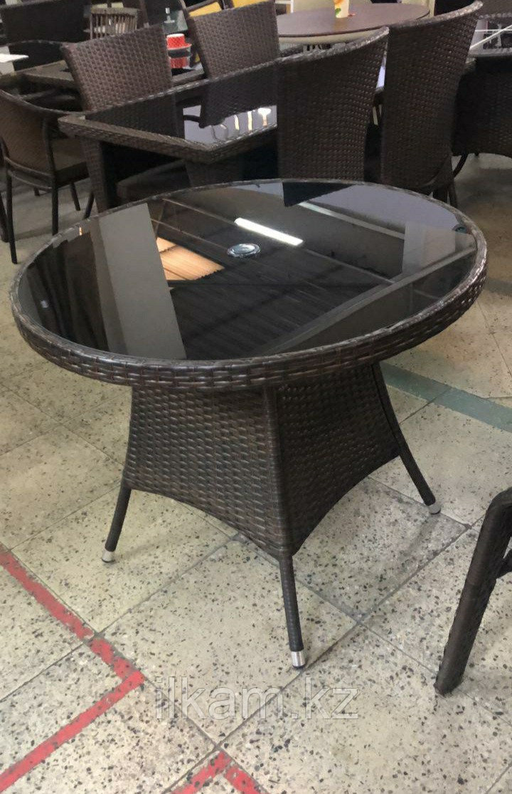 Плетеный стол на металлическом каркасе