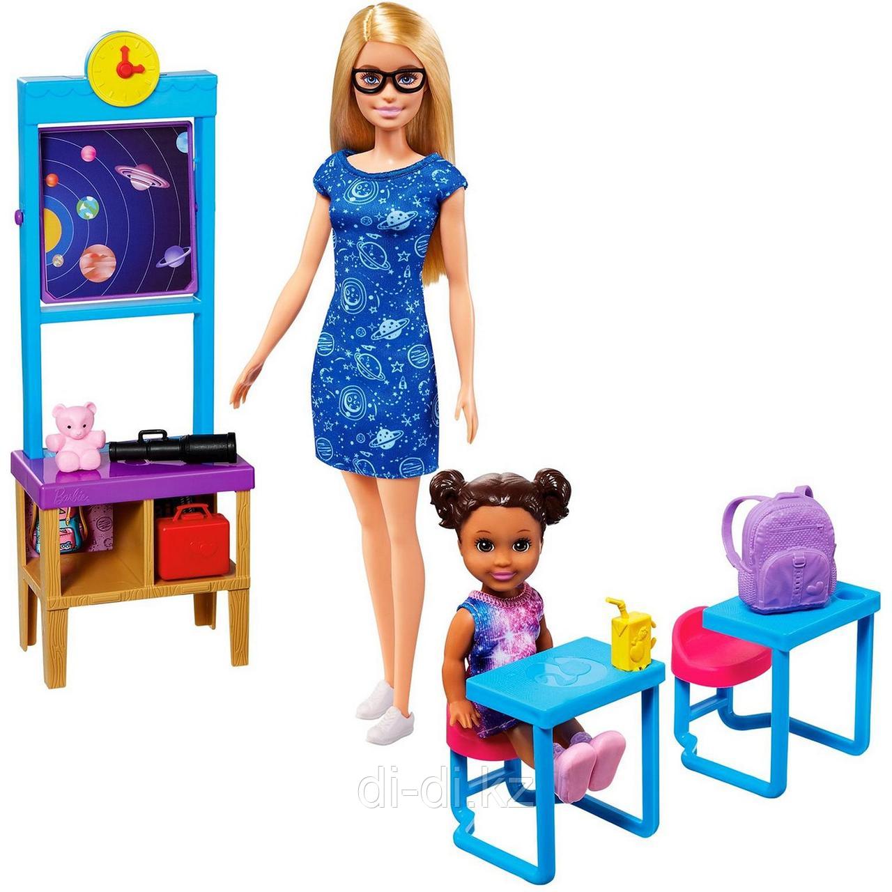 Mattel Barbie Игровой Набор Учитель космонавтики с куклой Барби и ребенком в классе с аксессуарами GTW34