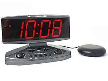 Настольные электронные часы-будильник и индикатор телефонного звонка «Wake-n-Shake» с вибрационным, звуковым и