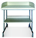 Как выбрать медицинский пеленальный стол?