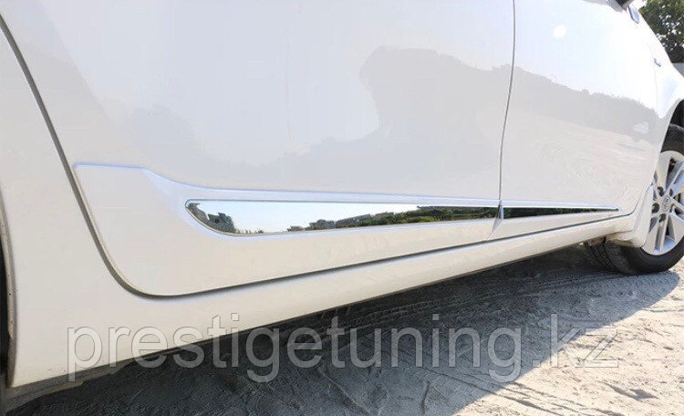 Боковые молдинги дверей на Toyota Corolla 2013-18 Белый жемчуг (070) - фото 3 - id-p90138873