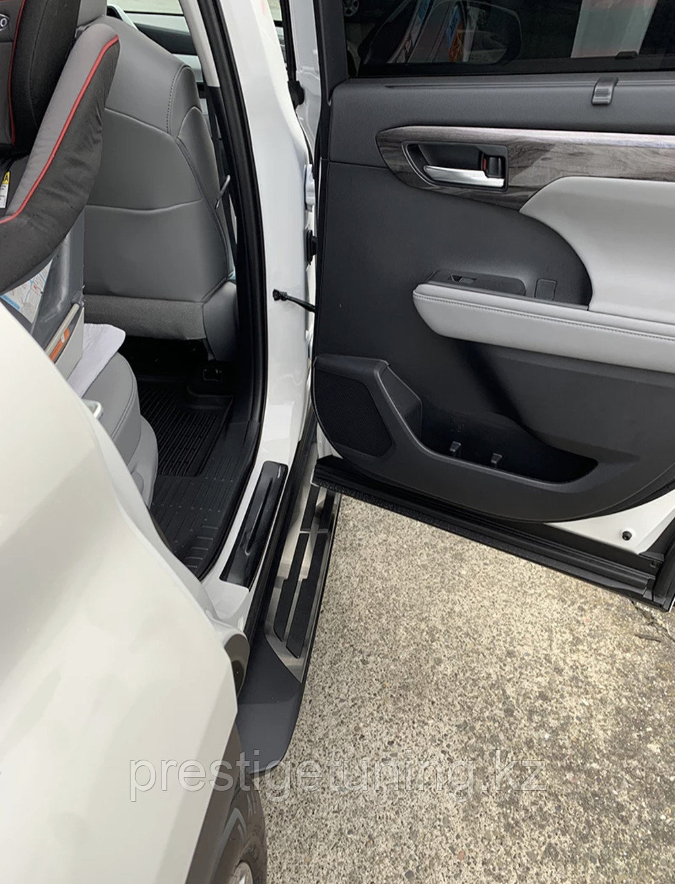 Подножки на Toyota Highlander 2021-по н.в дизайн OEM - фото 4 - id-p90487714