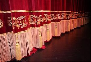 Занавес для сцены с золотыми узорами
