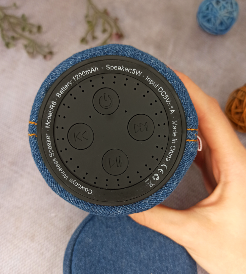 Колонка беспроводная Bluetooth портативная с микрофоном в джинсовом чехле черная 9 *12 см R6 - фото 8 - id-p90881408