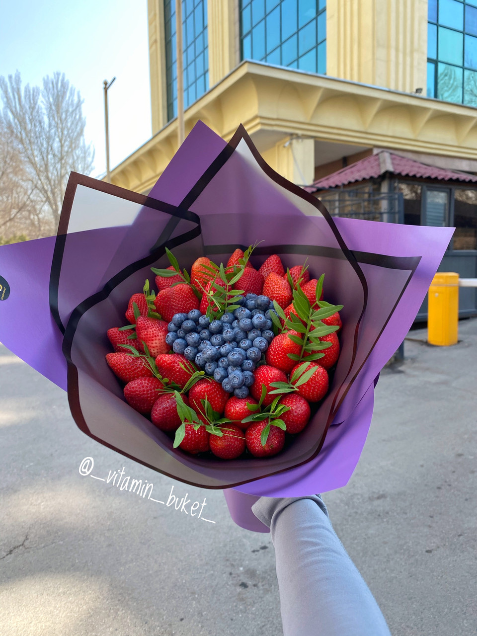 Букет сердце из голубики и клубники