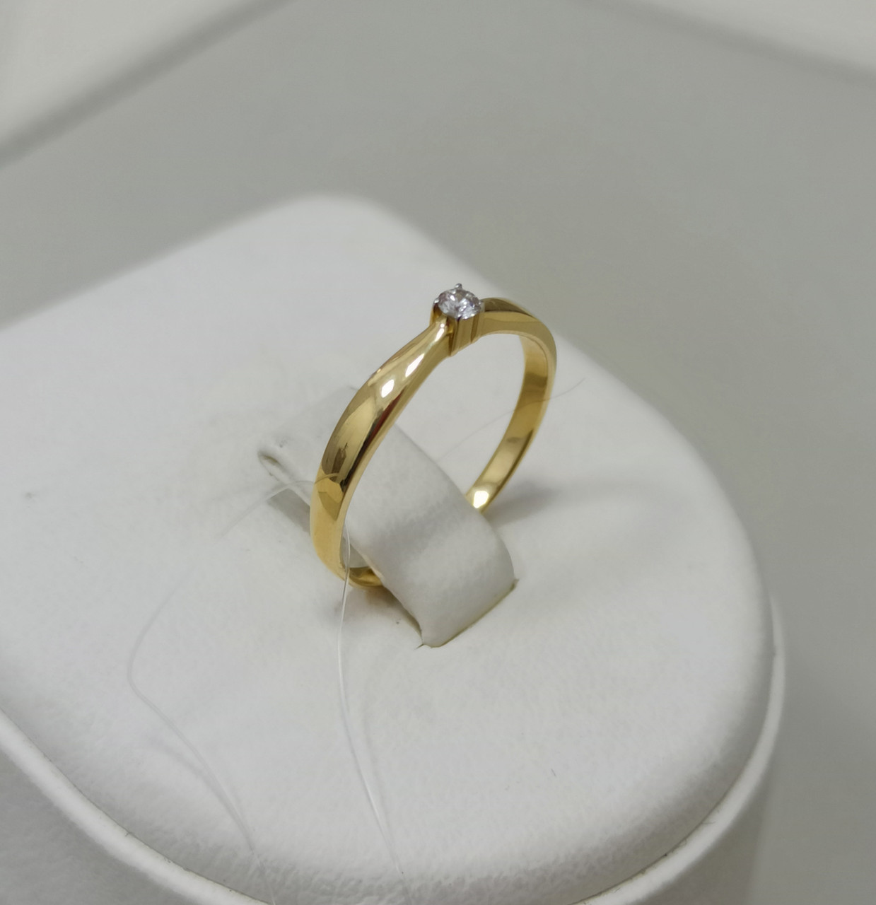 Золотое кольцо с бриллиантом / 16,5 размер