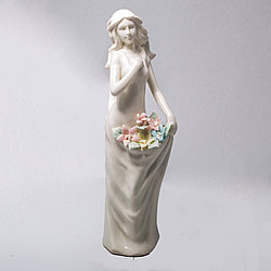 Фарфоровая статуэтка "Застенчивая девушка с цветами"
