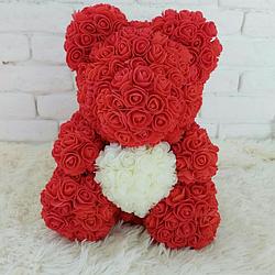 Мишка из роз в подарочной упаковке, красный с белым сердцем