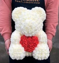 Мишка из роз в подарочной упаковке, белый с красным сердцем