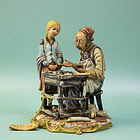 В мастерской у башмачника. Автор Rori Фарфоровая мануфактура Capodimonte Италия. II половина XX века