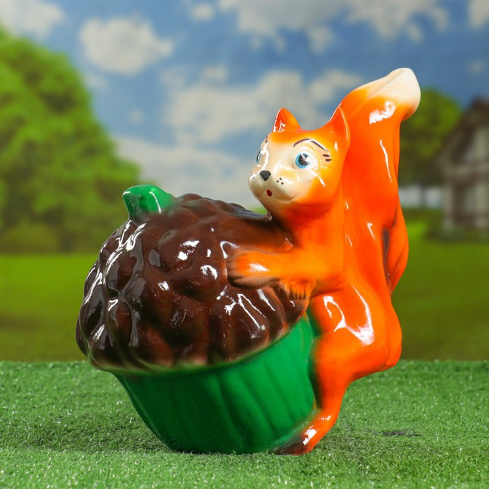 Садовая фигура "Белка с орехом", 25 см