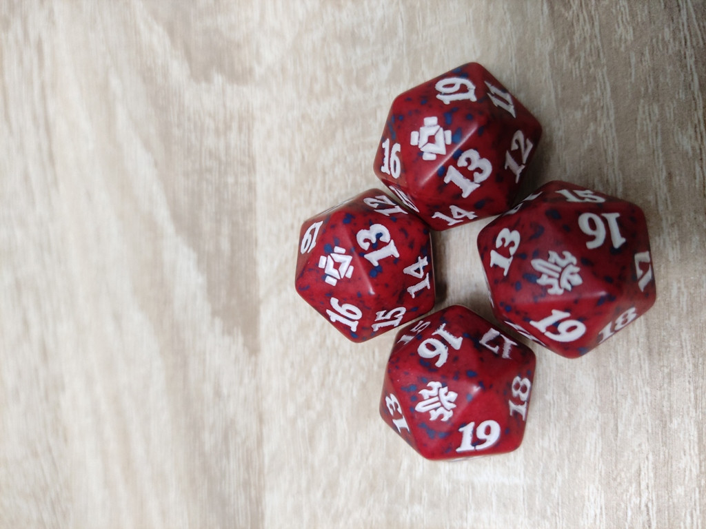 Кубик D20 с логотипом сетов MTG : цвет красный